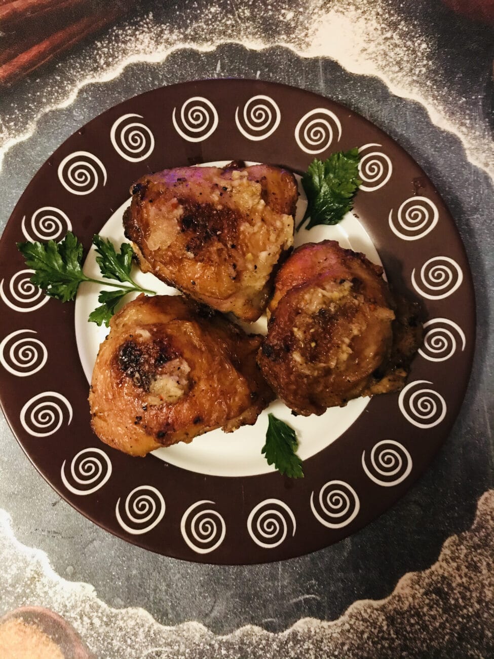 Запеченные куриные бедра в духовке