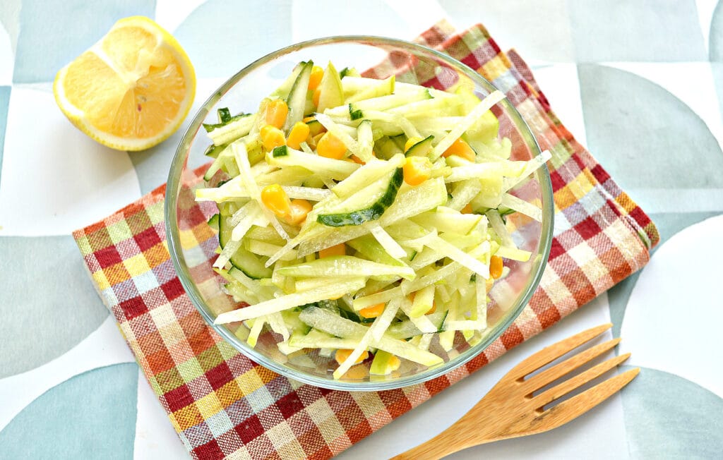 Фото рецепта - Салат из зеленой редьки с кукурузой - шаг 6