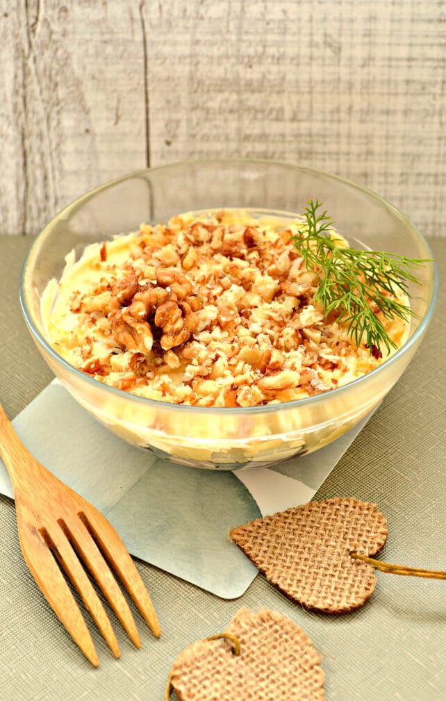 Слоеный салат с курицей и черносливом