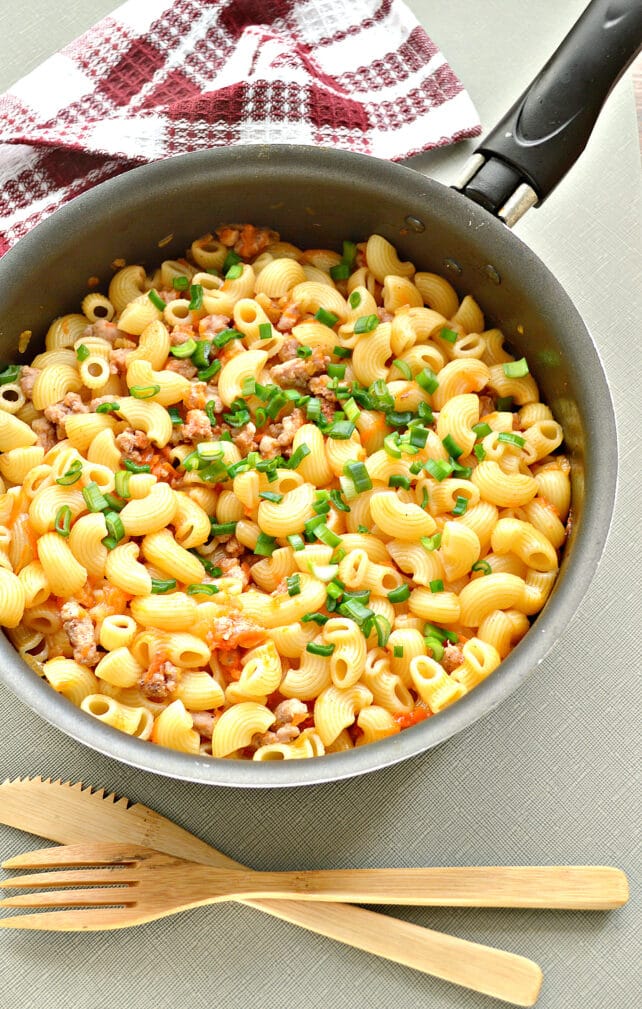 Макароны по-флотски с фаршем на сковороде