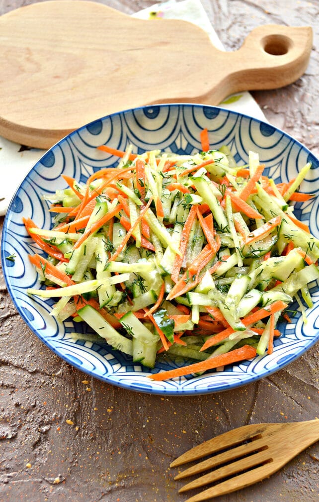 Салат из зеленой редьки и огурцов
