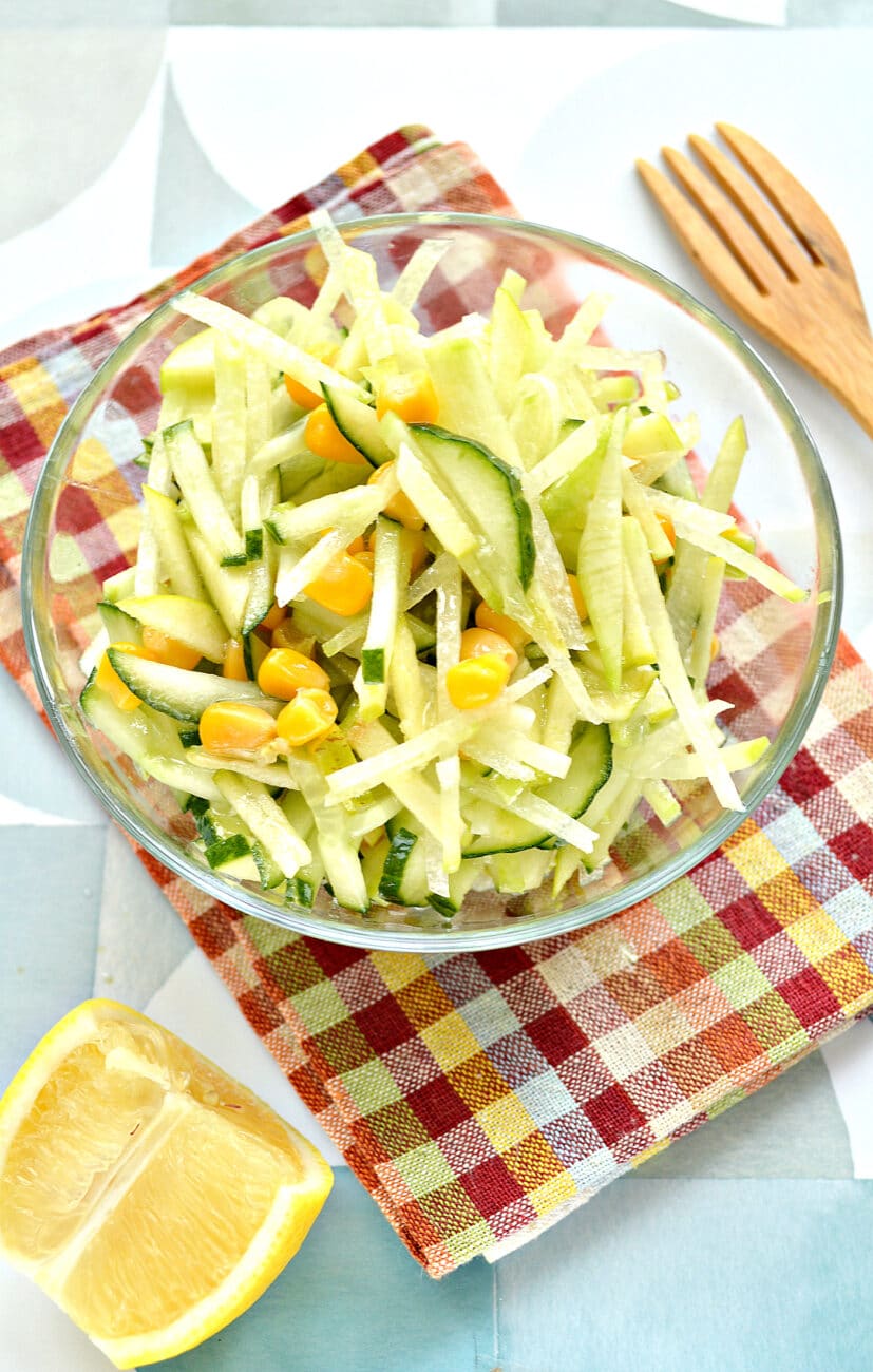 Салат из зеленой редьки с кукурузой