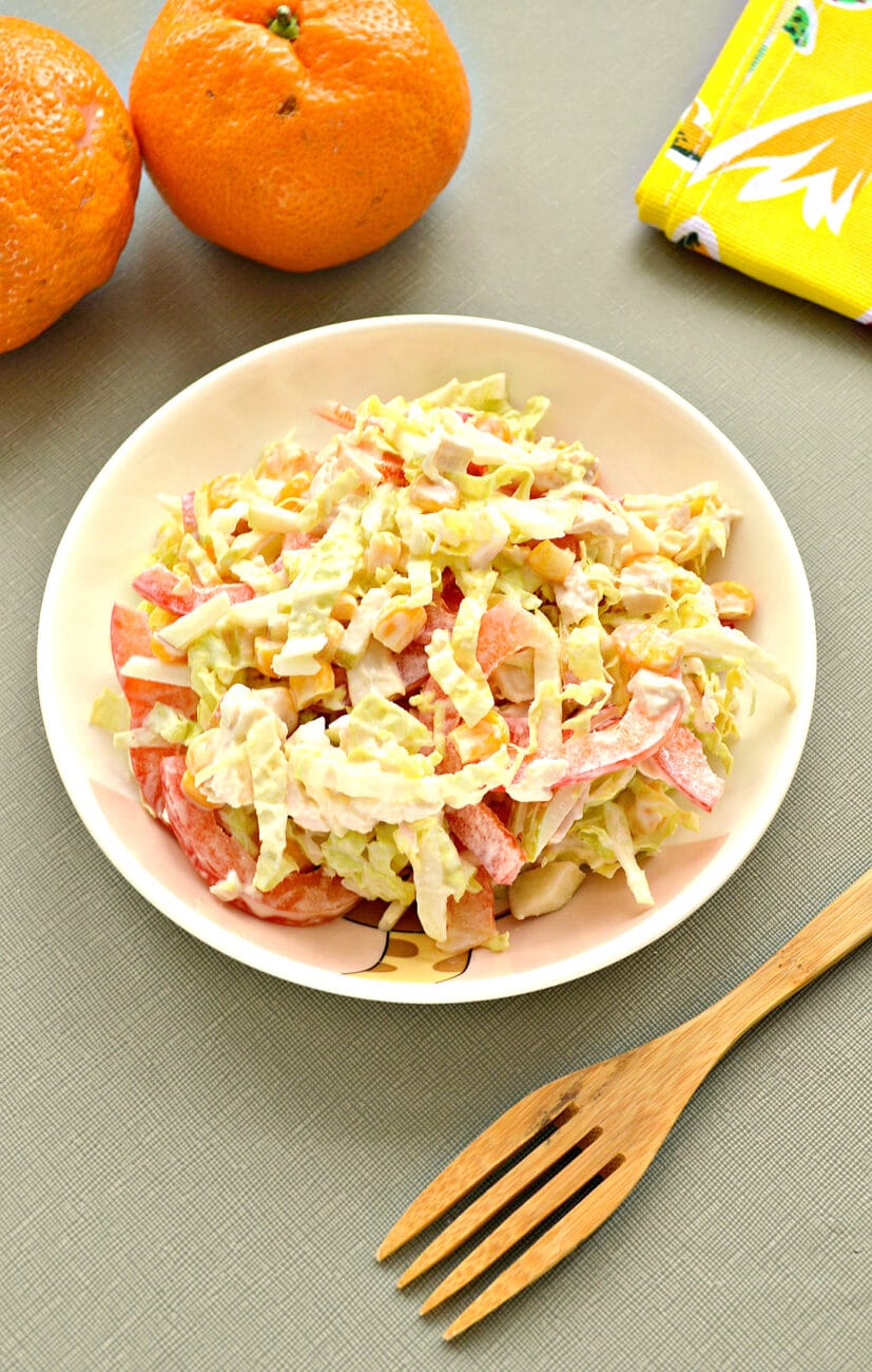 Салат с курицей, пекинской капустой и кукурузой