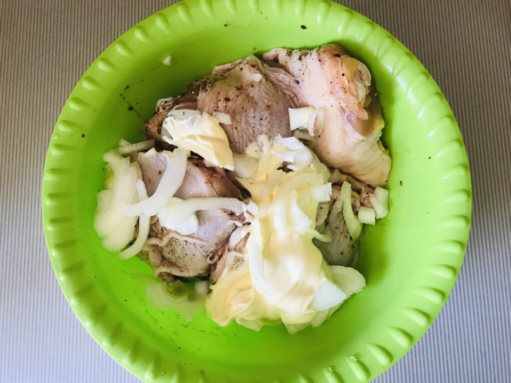 Фото рецепта - Запеченные куриные бедра в духовке - шаг 2