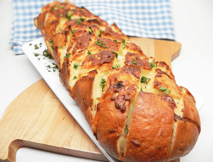 Запеченный хлеб с сыром и чесноком