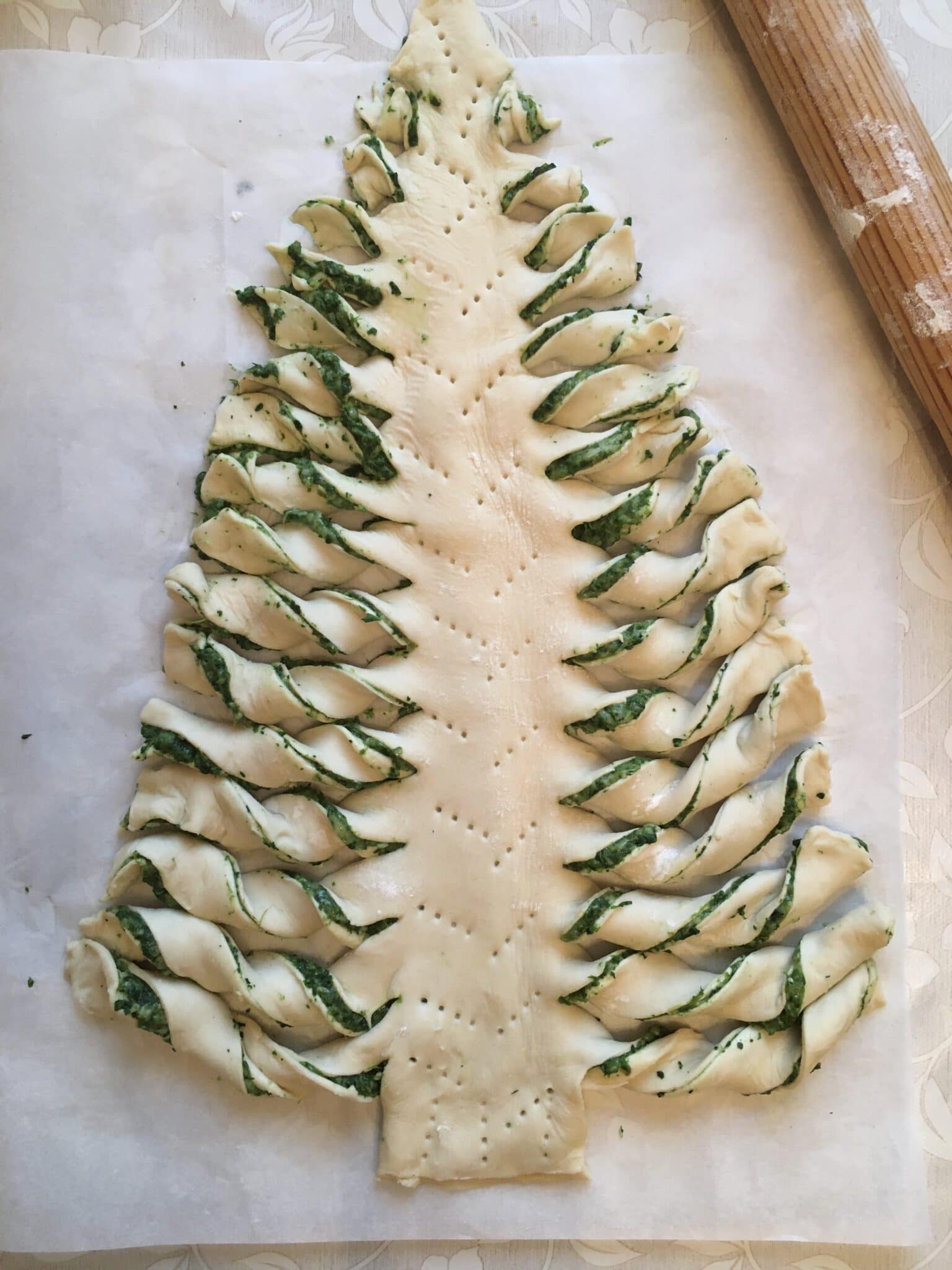 елка из слоеного теста с сыром. елка из теста. елка из теста. елочка из слоеного теста. елочка из соленого теста.