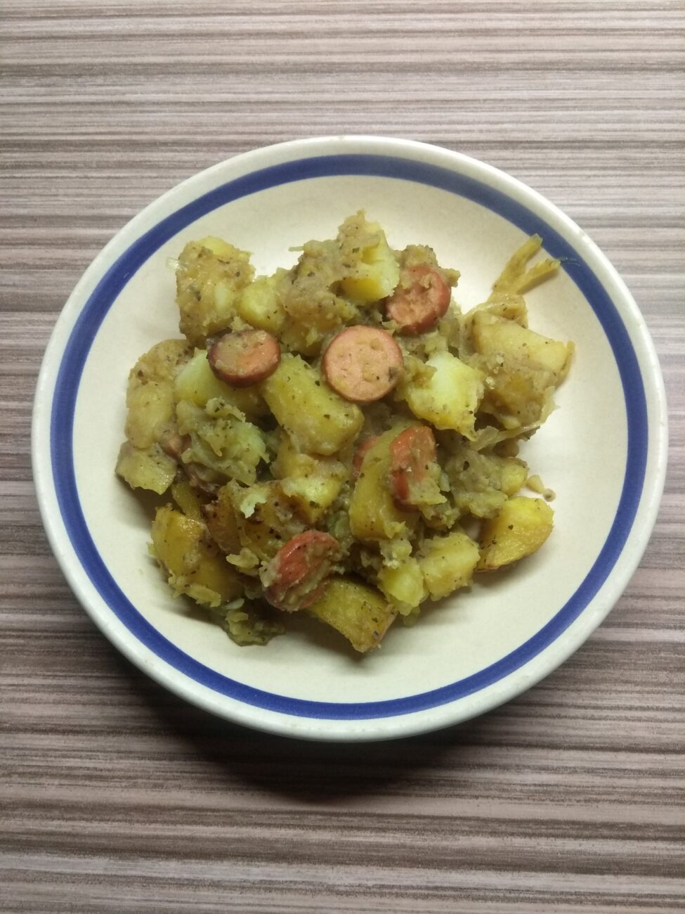 Картофель, запеченный с сосисками