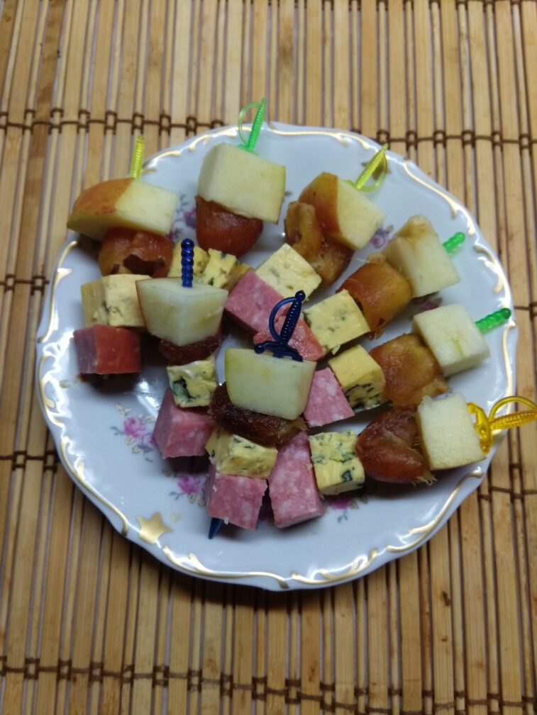 Канапе из фиников, сыра, яблок