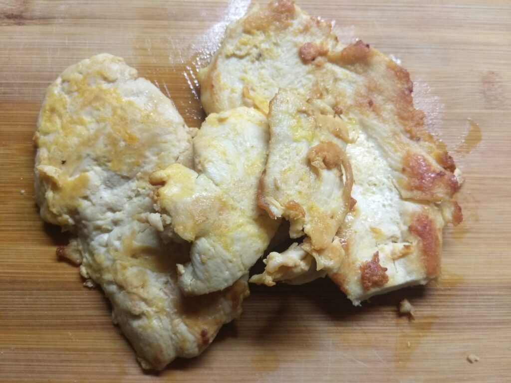 Фото рецепта - Тарталетки с курицей, соленым огурцом и яйцами - шаг 1