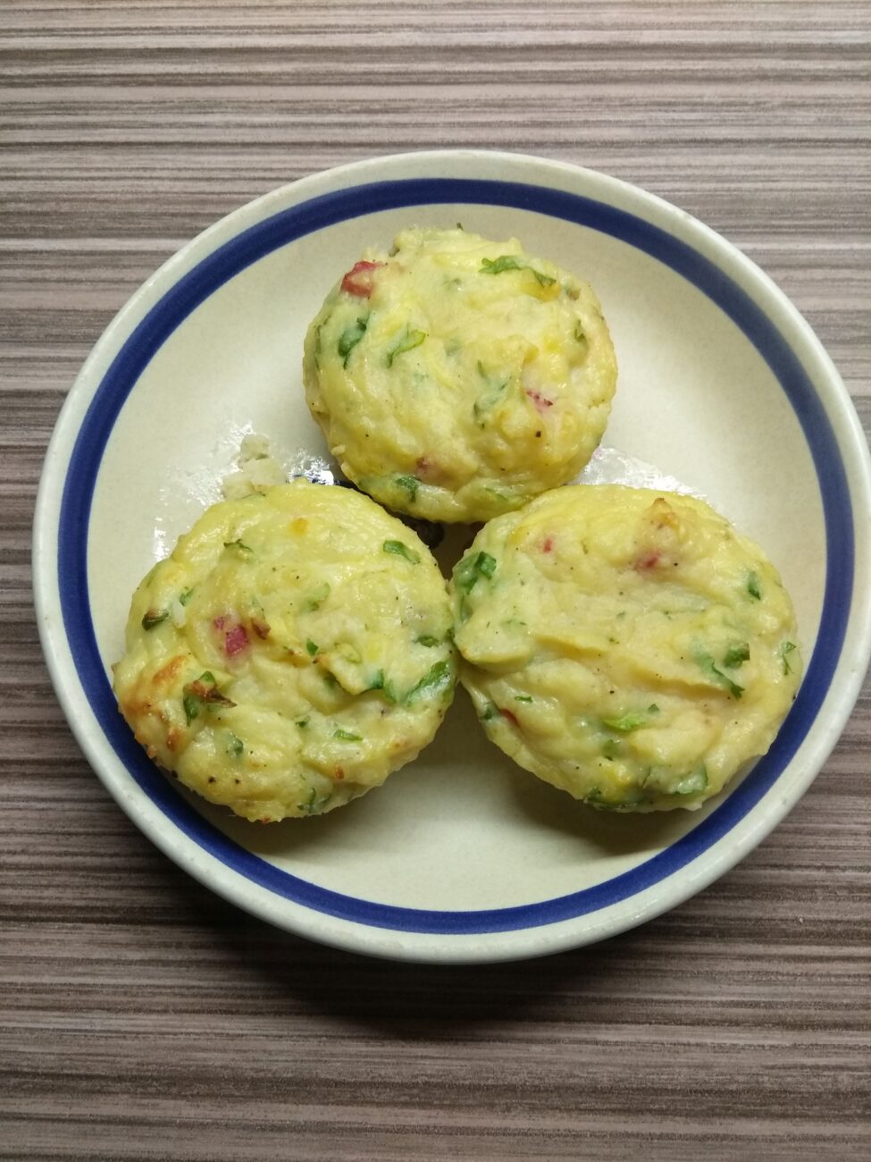 Картофельные кексы с салями, сыром и кинзой