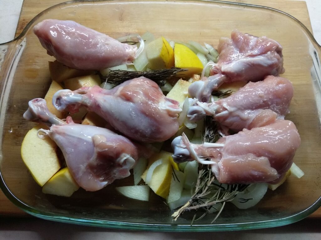 Фото рецепта - Куриные ножки, запеченные с айвой и розмарином - шаг 4