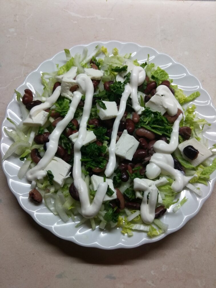 Салат с капустой, фасолью и плавленым сыром