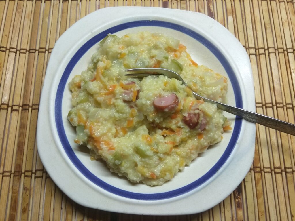 Фото рецепта - Пшенная каша с кабачками и сосисками - шаг 6