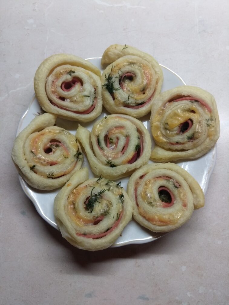 Булочки «Улитки» с колбасой и сыром