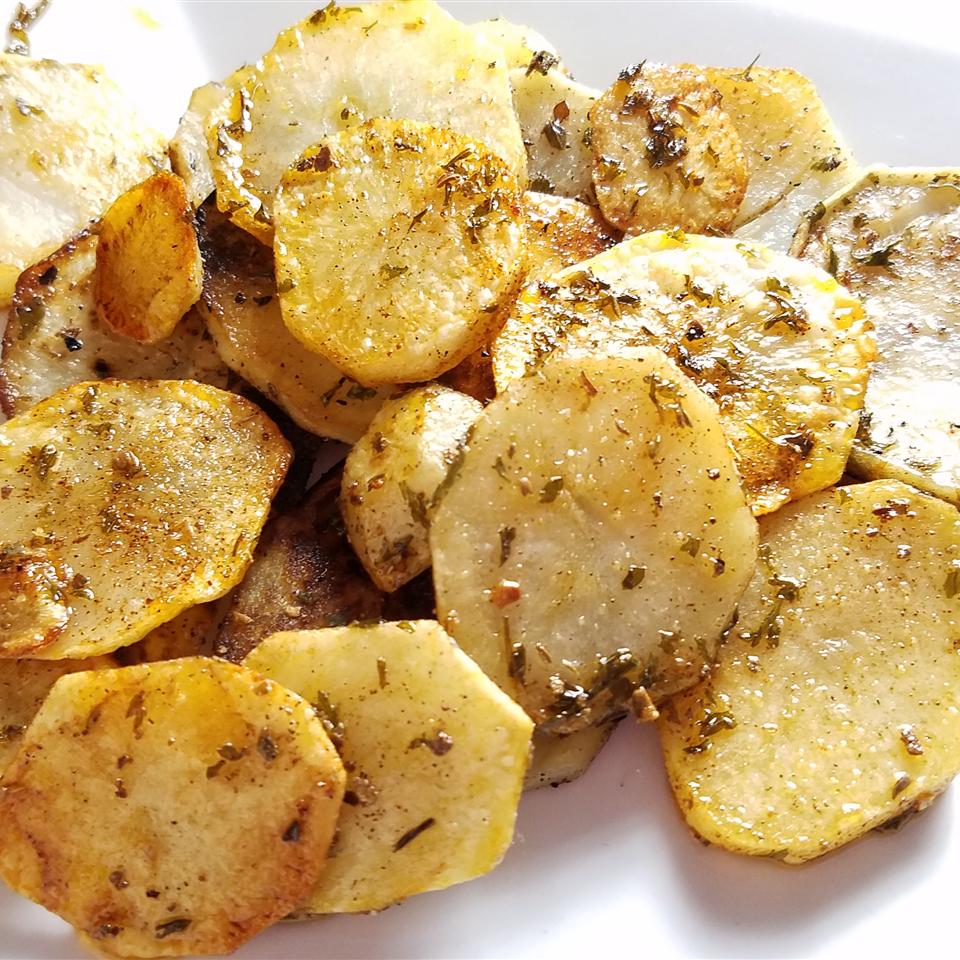 Картофель жареный на сковороде с чесноком и травами