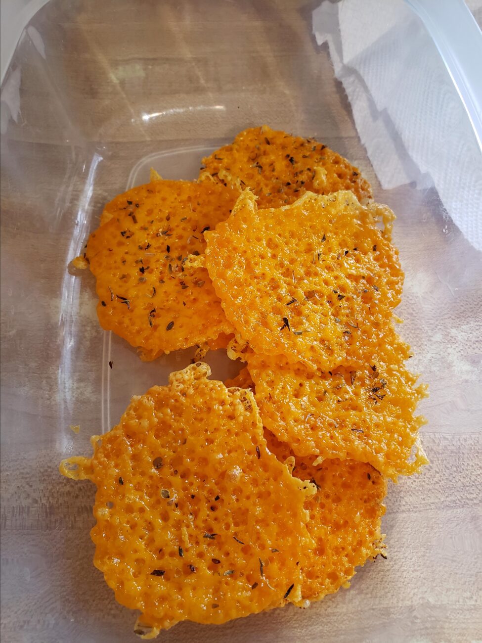 Сырные чипсы в духовке