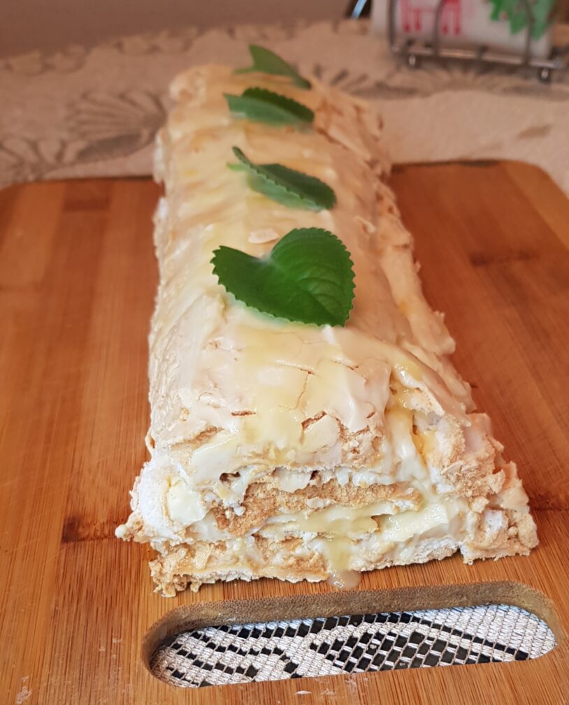 Меренговый рулет с лимонным курдом и кремом-чиз