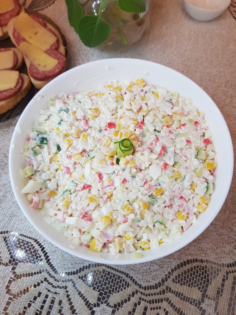Крабовый салат со свежими огурцами и рисом