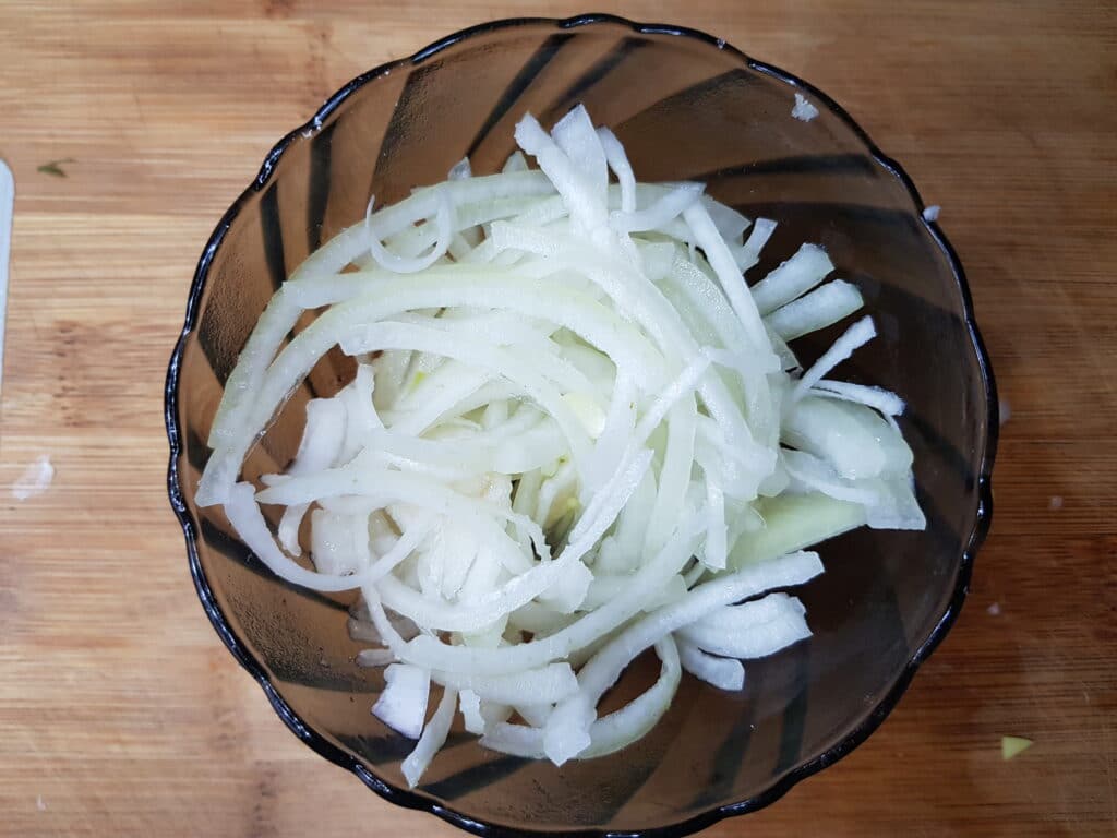 Фото рецепта - Салат с куриной грудкой и маринованными огурцами - шаг 2