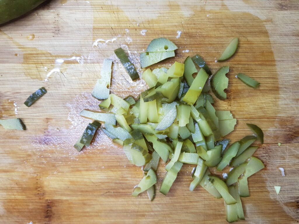 Фото рецепта - Салат с куриной грудкой и маринованными огурцами - шаг 5