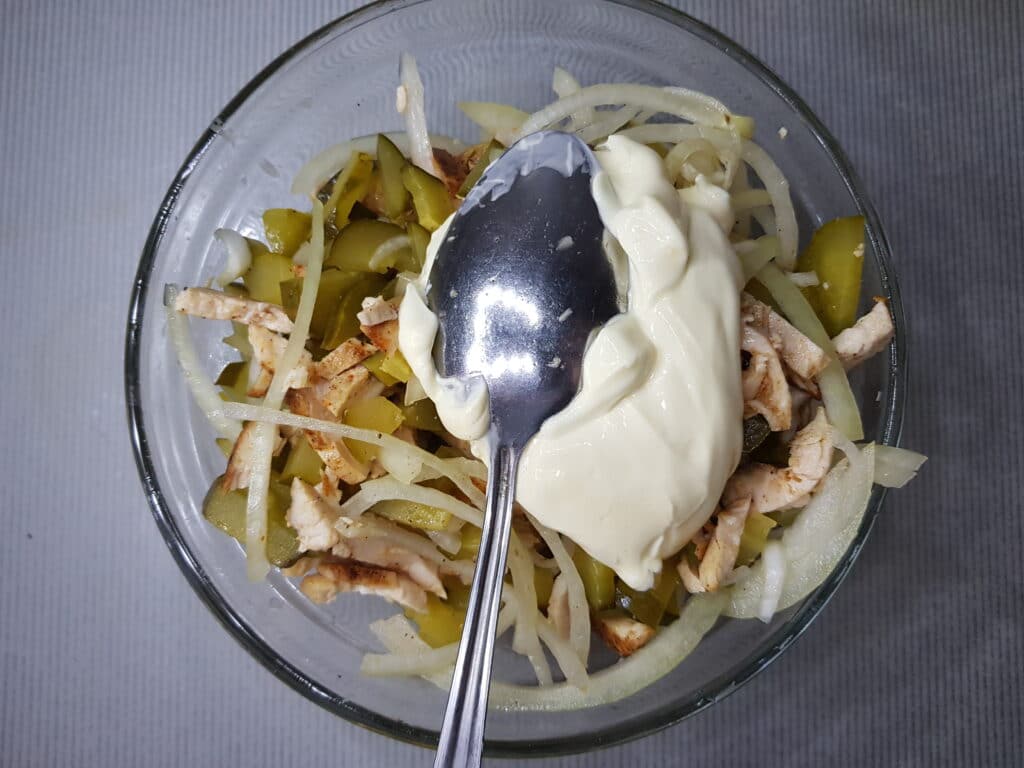 Фото рецепта - Салат с куриной грудкой и маринованными огурцами - шаг 6