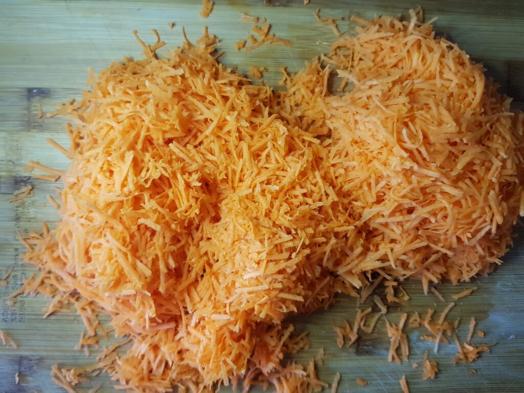 Фото рецепта - Салат из моркови и тёртого сыра - шаг 1
