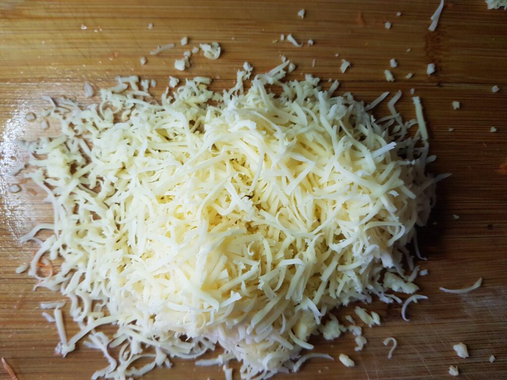 Фото рецепта - Салат из моркови и тёртого сыра - шаг 2