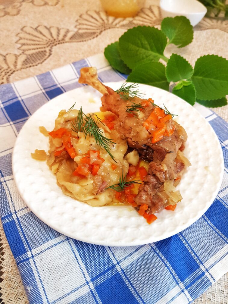 Утка с луковыми рулетиками