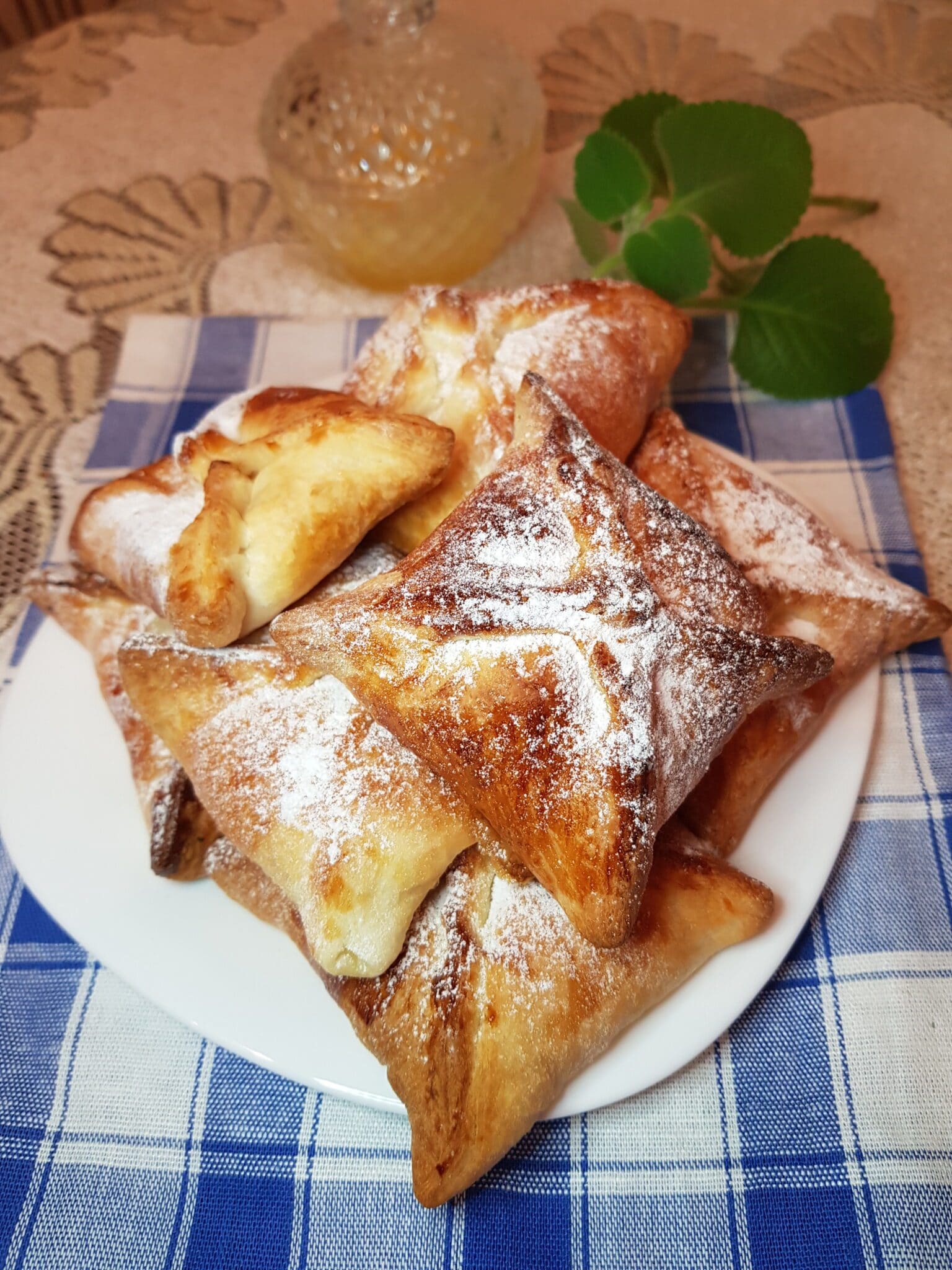 Рецепт из слоеного дрожжевого теста на сковороде. Из слоеного теста. Рецепт из слоеного дрожжевого теста на сковороде. Выпечка из слоёного дрожжевого. Слойки с сыром и сосисками из готового слоеного теста.