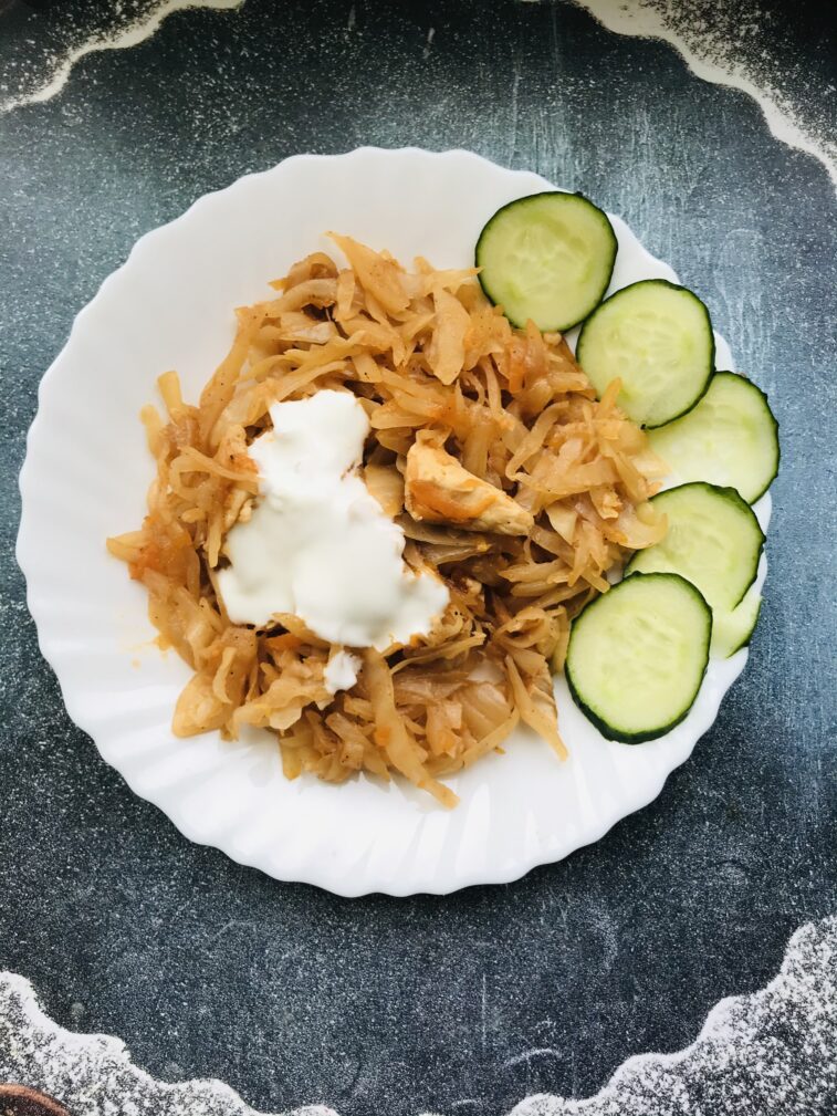 Тушеная  капуста с кусочками куриного филе без масла