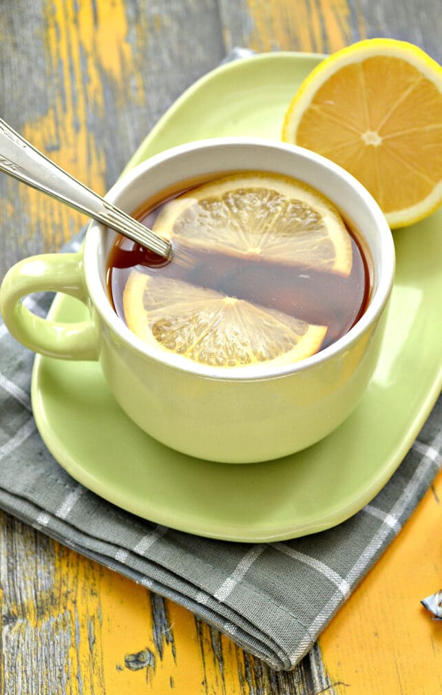 Чай с сушеной мятой и лимоном