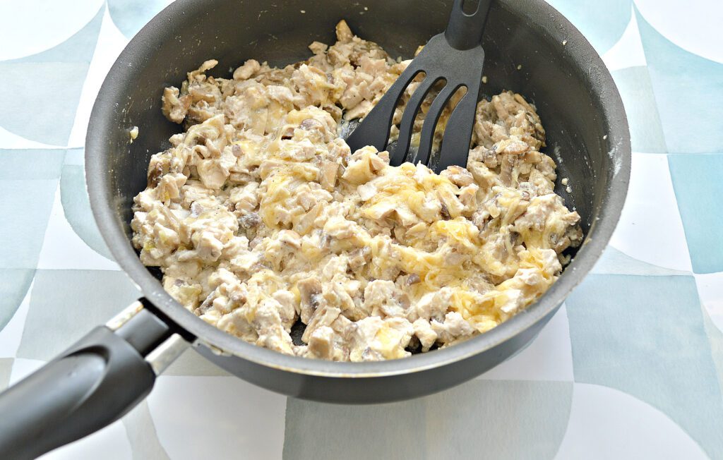 Фото рецепта - Блины, фаршированные курицей, шампиньонами и сыром - шаг 6
