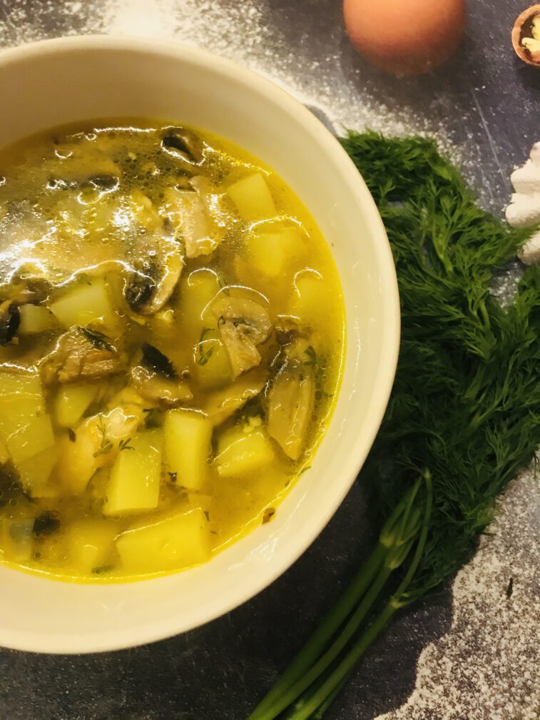 Грибной суп с гречкой на курином бульоне