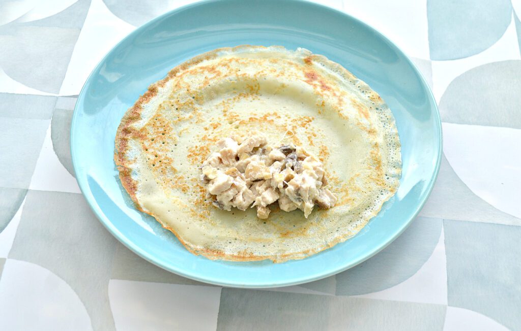 Фото рецепта - Блины, фаршированные курицей, шампиньонами и сыром - шаг 7
