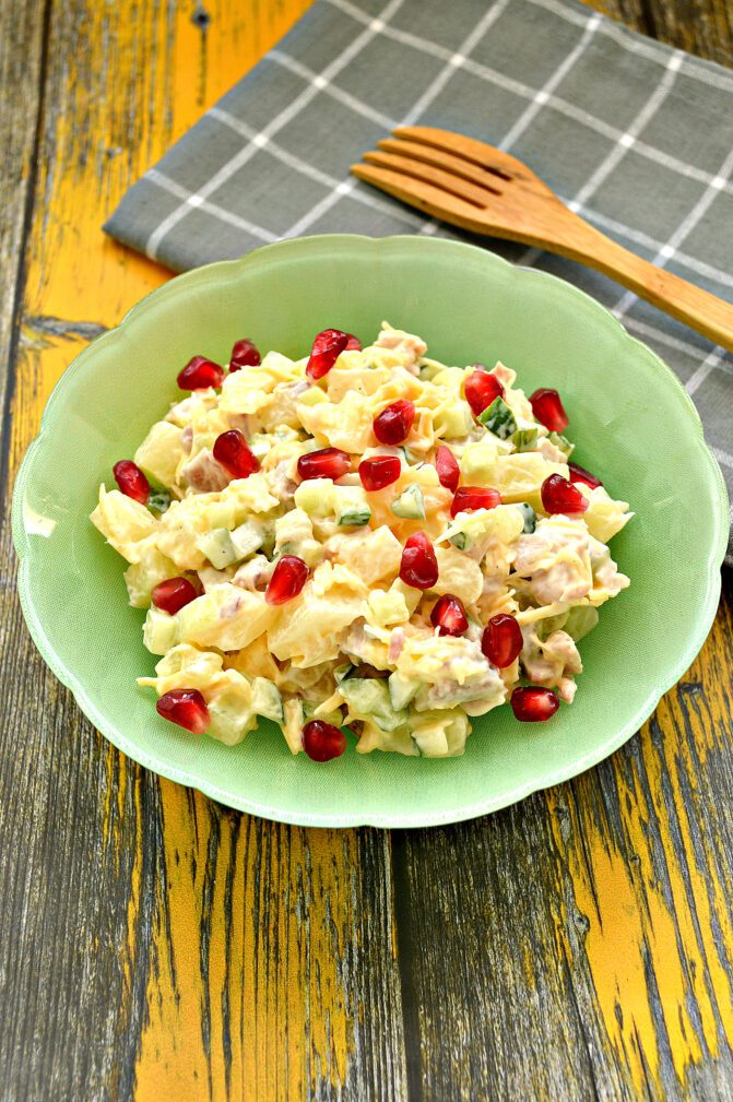 Салат с курицей, огурцом и ананасом