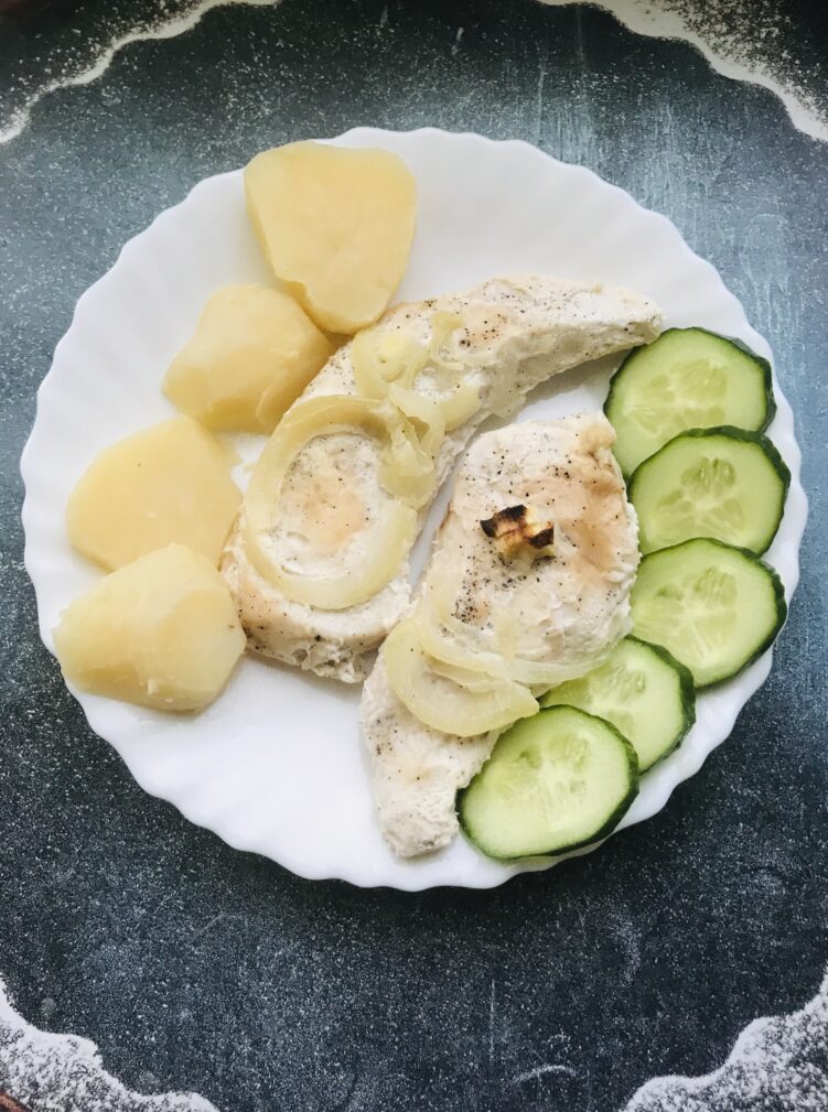 Запечённое куриное филе со сметаной в духовке