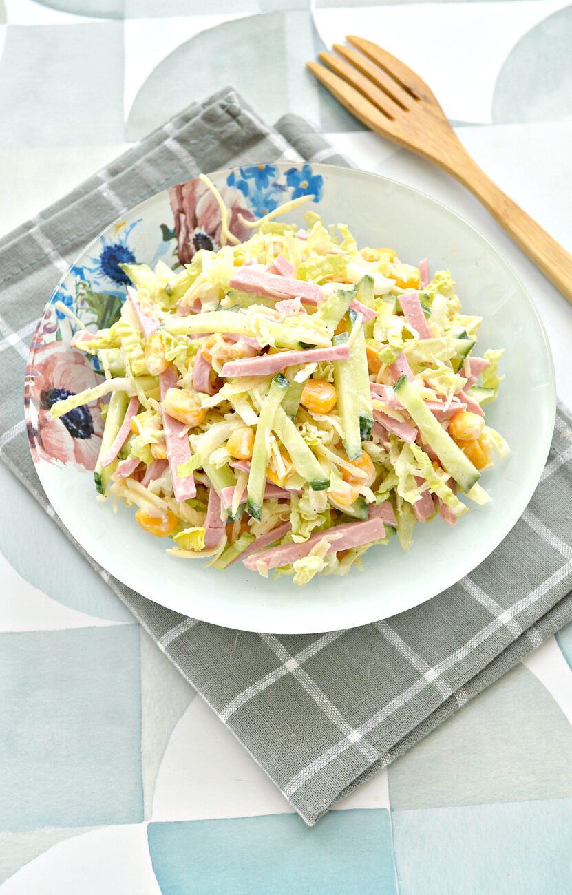Салат с пекинской капустой, свежим огурцом и колбасой