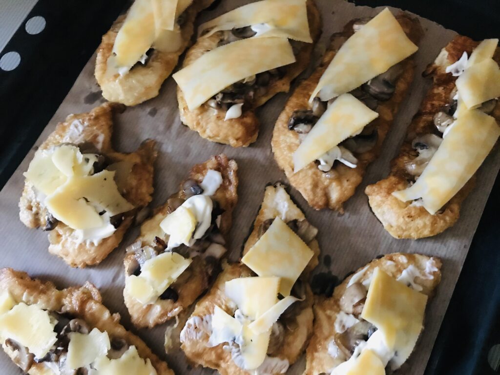 курица под грибной шубой в духовке. ca5bb03a ff6c 40b7 aae1 c8123a769812. курица под грибной шубой в духовке фото. курица под грибной шубой в духовке-ca5bb03a ff6c 40b7 aae1 c8123a769812. картинка курица под грибной шубой в духовке. картинка ca5bb03a ff6c 40b7 aae1 c8123a769812. Всем привет! Это совсем не сложное блюдо и такое вкусное, что вся ваша семья его полюбит безоговорочно. Я часто готовлю его на ужин. Выглядит оно, кстати, очень аппетитно. Поэтому куриная грудка под шубой вполне подойдёт и для праздничного стола в качестве горячего.