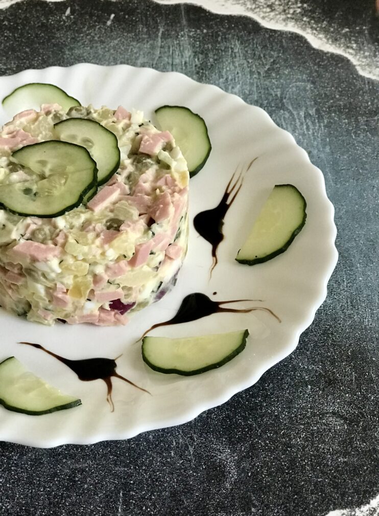 «Оливье» с красным луком и свежим огурцом