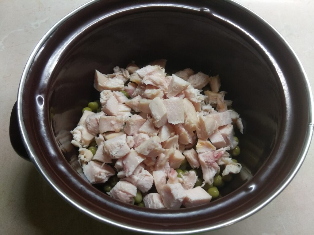 Фото рецепта - Салат с курицей, горошком, яблоками и яйцами - шаг 2