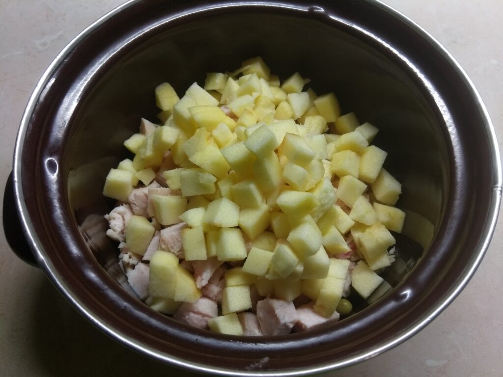 Фото рецепта - Салат с курицей, горошком, яблоками и яйцами - шаг 3