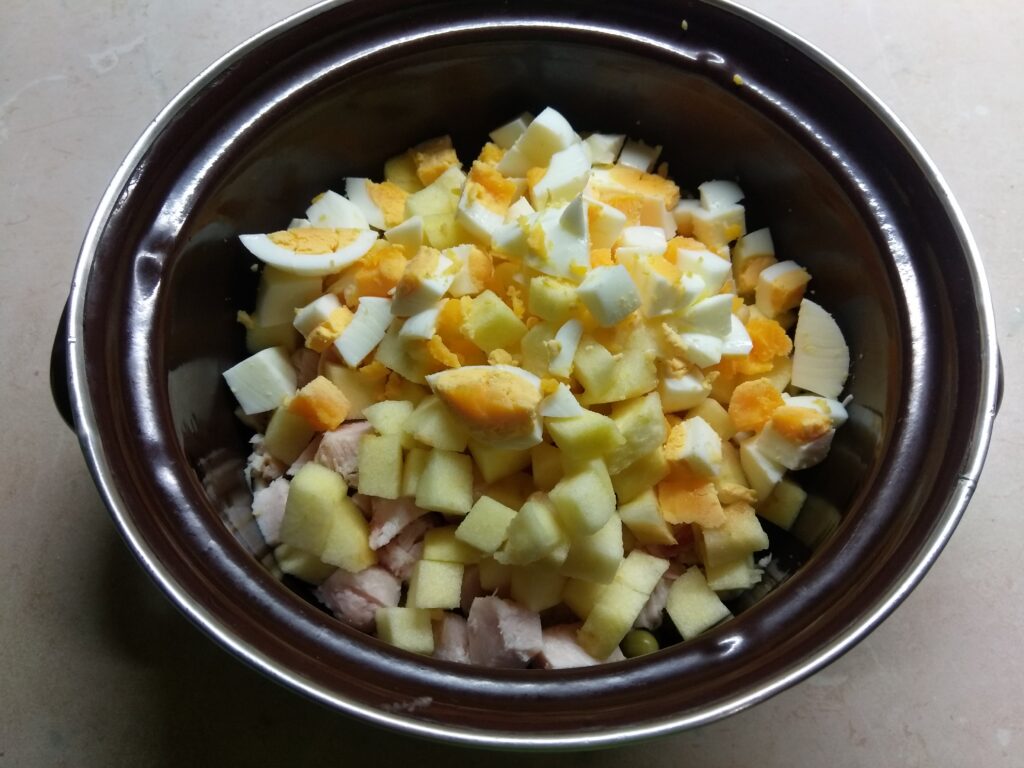 Фото рецепта - Салат с курицей, горошком, яблоками и яйцами - шаг 4