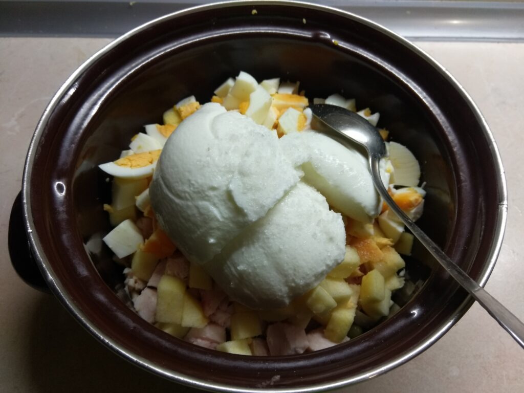 Фото рецепта - Салат с курицей, горошком, яблоками и яйцами - шаг 5