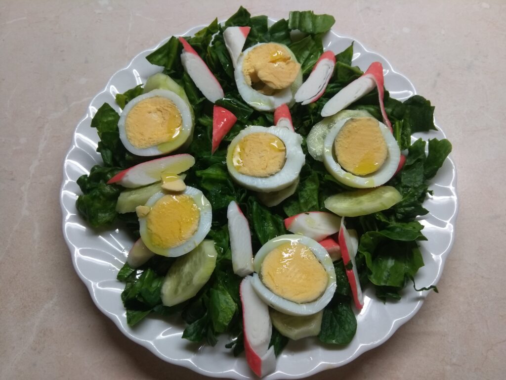 Фото рецепта - Салат со шпинатом, крабовыми палочками и огурцом - шаг 5