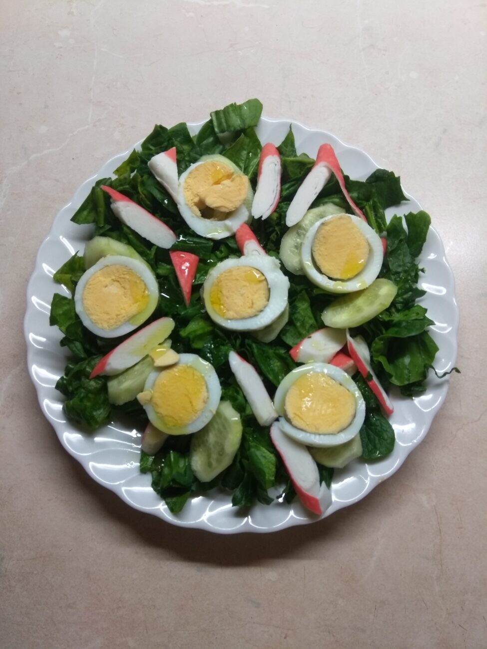 Салат со шпинатом, крабовыми палочками и огурцом