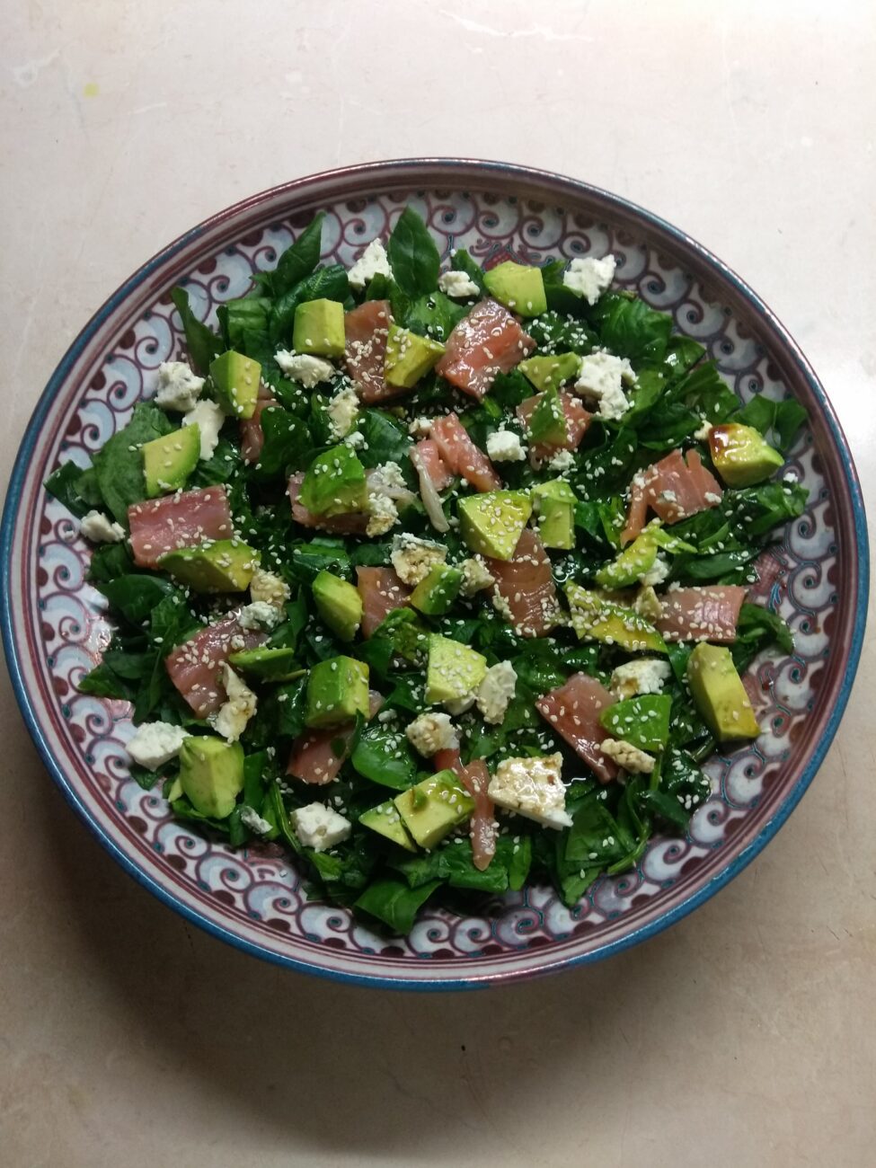 Рыбный салат со шпинатом, сыром и авокадо