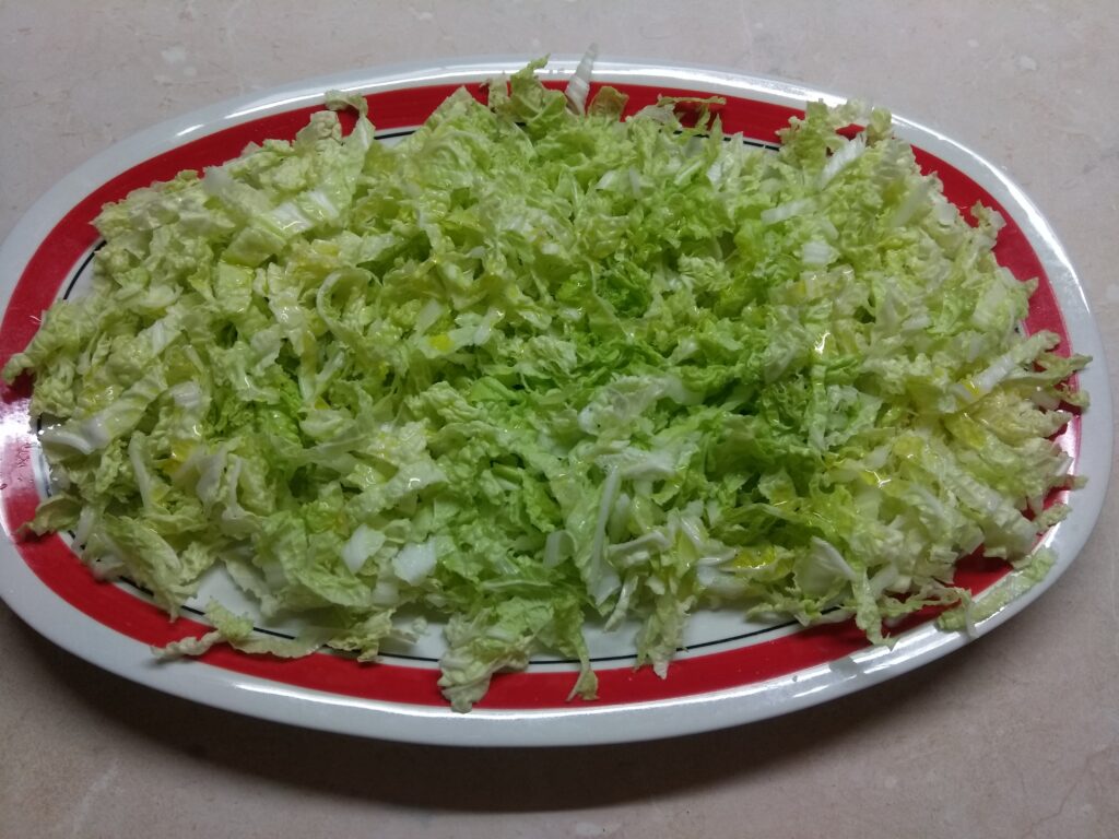 Фото рецепта - Салат с пекинской капустой, курицей, пармезаном и авокадо - шаг 1