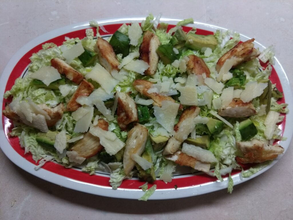 Фото рецепта - Салат с пекинской капустой, курицей, пармезаном и авокадо - шаг 4