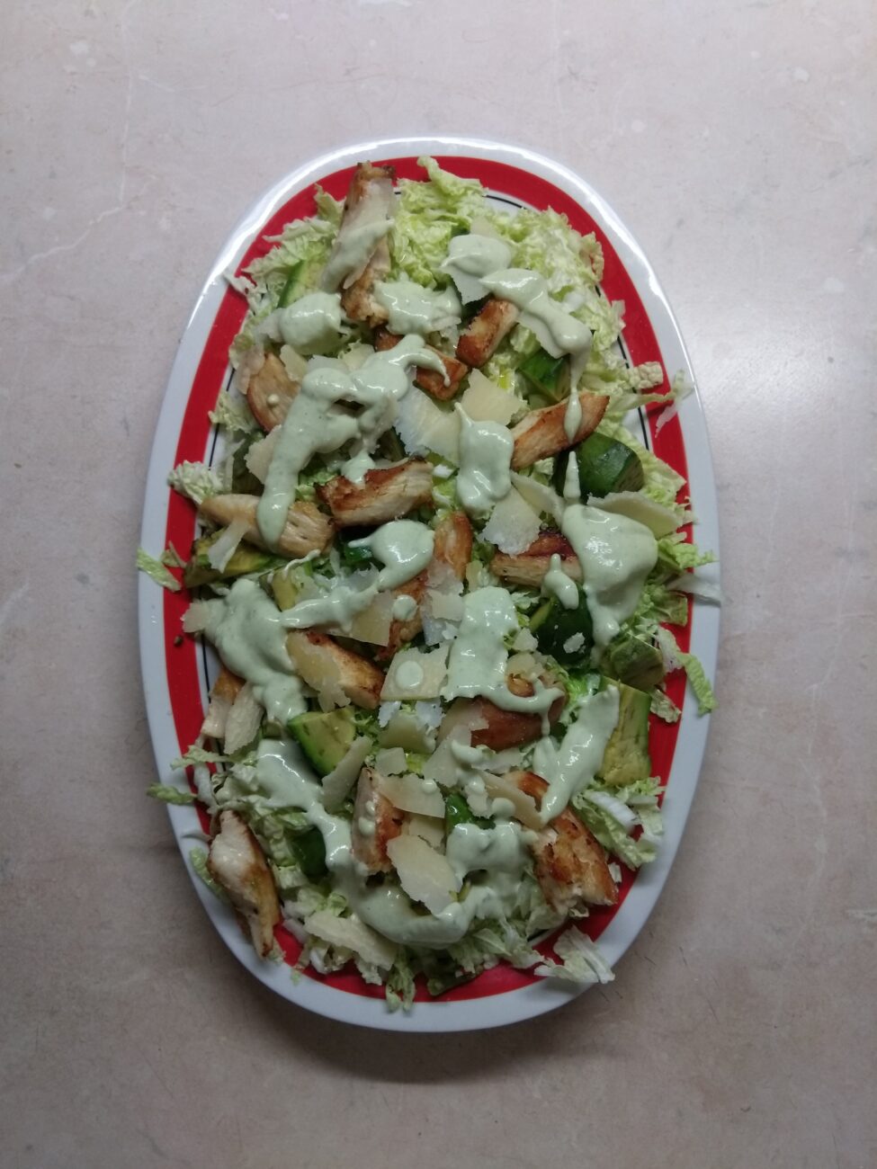 Салат с пекинской капустой, курицей, пармезаном и авокадо