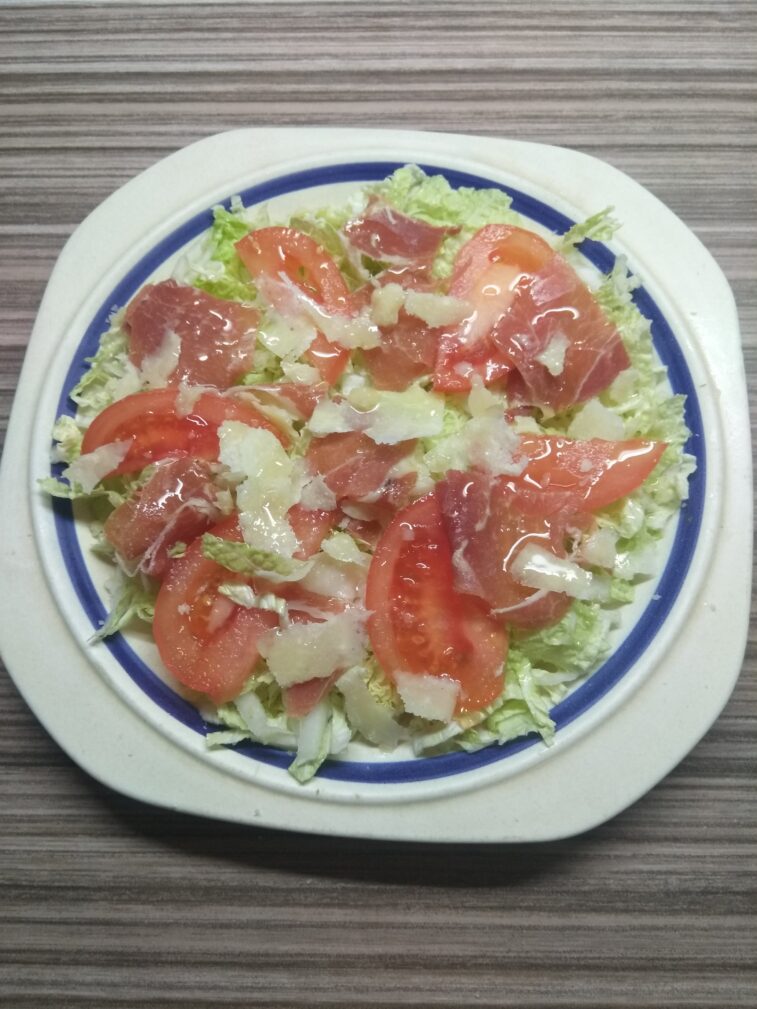 Салат с пекинской капустой, хамоном, помидором и пармезаном